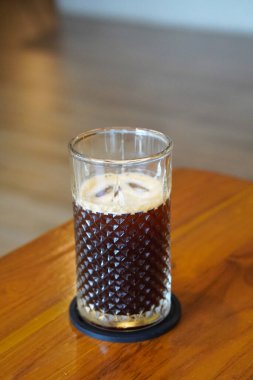 Buzlu Americano, Endonezya, 4 Haziran 2025 'te yakalandı. Zengin espresso ile soğuk su ve buzu birleştirerek yapılan ferahlatıcı bir kahve içeceği. Cesur bir lezzet ve pürüzsüz bir son sunuyor..