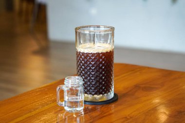 Buzlu Americano, Endonezya, 4 Haziran 2025 'te yakalandı. Zengin espresso ile soğuk su ve buzu birleştirerek yapılan ferahlatıcı bir kahve içeceği. Cesur bir lezzet ve pürüzsüz bir son sunuyor..