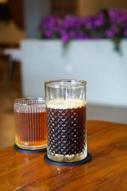 Buzlu Americano, Endonezya, 4 Haziran 2025 'te yakalandı. Zengin espresso ile soğuk su ve buzu birleştirerek yapılan ferahlatıcı bir kahve içeceği. Cesur bir lezzet ve pürüzsüz bir son sunuyor..