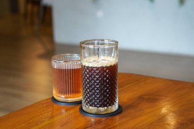 Buzlu Americano, Endonezya, 4 Haziran 2025 'te yakalandı. Zengin espresso ile soğuk su ve buzu birleştirerek yapılan ferahlatıcı bir kahve içeceği. Cesur bir lezzet ve pürüzsüz bir son sunuyor..