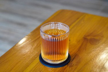 Buzlu Elmalı Turta Çayı, Endonezya, 4 Haziran 2025 'te yakalandı. Elma, tarçın ve baharatla harmanlanmış soğuk bir çay, klasik elmalı turtadan esinlenerek ferahlatıcı bir tat sunuyor..