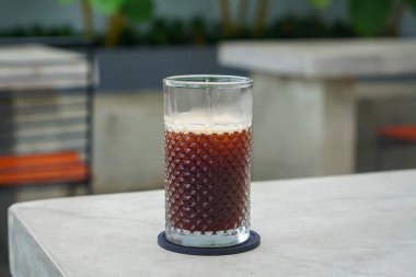 Buzlu Americano, Endonezya, 4 Haziran 2025 'te yakalandı. Zengin espresso ile soğuk su ve buzu birleştirerek yapılan ferahlatıcı bir kahve içeceği. Cesur bir lezzet ve pürüzsüz bir son sunuyor..