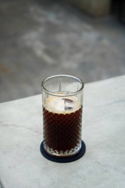 Buzlu Americano, Endonezya, 4 Haziran 2025 'te yakalandı. Zengin espresso ile soğuk su ve buzu birleştirerek yapılan ferahlatıcı bir kahve içeceği. Cesur bir lezzet ve pürüzsüz bir son sunuyor..