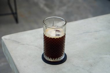 Buzlu Americano, Endonezya, 4 Haziran 2025 'te yakalandı. Zengin espresso ile soğuk su ve buzu birleştirerek yapılan ferahlatıcı bir kahve içeceği. Cesur bir lezzet ve pürüzsüz bir son sunuyor..