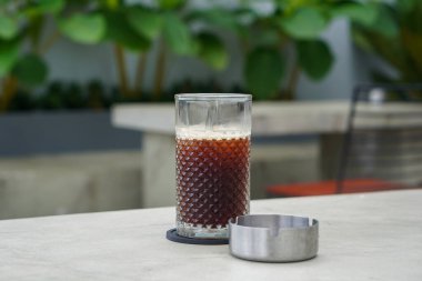 Buzlu Americano, Endonezya, 4 Haziran 2025 'te yakalandı. Zengin espresso ile soğuk su ve buzu birleştirerek yapılan ferahlatıcı bir kahve içeceği. Cesur bir lezzet ve pürüzsüz bir son sunuyor..