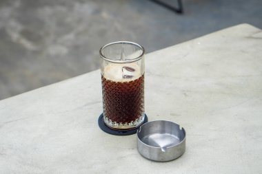 Buzlu Americano, Endonezya, 4 Haziran 2025 'te yakalandı. Zengin espresso ile soğuk su ve buzu birleştirerek yapılan ferahlatıcı bir kahve içeceği. Cesur bir lezzet ve pürüzsüz bir son sunuyor..