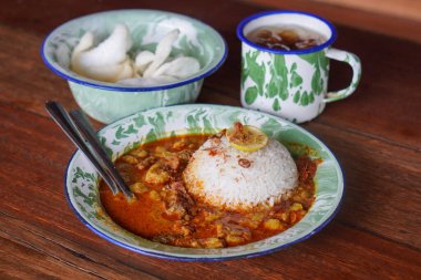 Beef Gulai, Endonezya, 4 Haziran 2025 'te yakalandı. Hindistan cevizi sütü, kişniş ve limon otu gibi baharatlarla haşlanmış taze sığır etiyle yapılmış zengin ve aromatik bir Endonezya körisi..