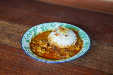 Beef Gulai, Endonezya, 4 Haziran 2025 'te yakalandı. Hindistan cevizi sütü, kişniş ve limon otu gibi baharatlarla haşlanmış taze sığır etiyle yapılmış zengin ve aromatik bir Endonezya körisi..