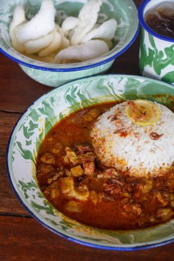 Beef Gulai, Endonezya, 4 Haziran 2025 'te yakalandı. Hindistan cevizi sütü, kişniş ve limon otu gibi baharatlarla haşlanmış taze sığır etiyle yapılmış zengin ve aromatik bir Endonezya körisi..