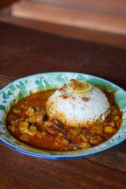 Beef Gulai, Endonezya, 4 Haziran 2025 'te yakalandı. Hindistan cevizi sütü, kişniş ve limon otu gibi baharatlarla haşlanmış taze sığır etiyle yapılmış zengin ve aromatik bir Endonezya körisi..