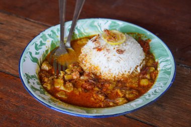 Beef Gulai, Endonezya, 4 Haziran 2025 'te yakalandı. Hindistan cevizi sütü, kişniş ve limon otu gibi baharatlarla haşlanmış taze sığır etiyle yapılmış zengin ve aromatik bir Endonezya körisi..