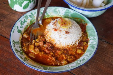 Beef Gulai, Endonezya, 4 Haziran 2025 'te yakalandı. Hindistan cevizi sütü, kişniş ve limon otu gibi baharatlarla haşlanmış taze sığır etiyle yapılmış zengin ve aromatik bir Endonezya körisi..