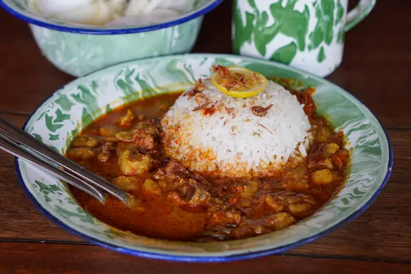 Beef Gulai, Endonezya, 4 Haziran 2025 'te yakalandı. Hindistan cevizi sütü, kişniş ve limon otu gibi baharatlarla haşlanmış taze sığır etiyle yapılmış zengin ve aromatik bir Endonezya körisi..