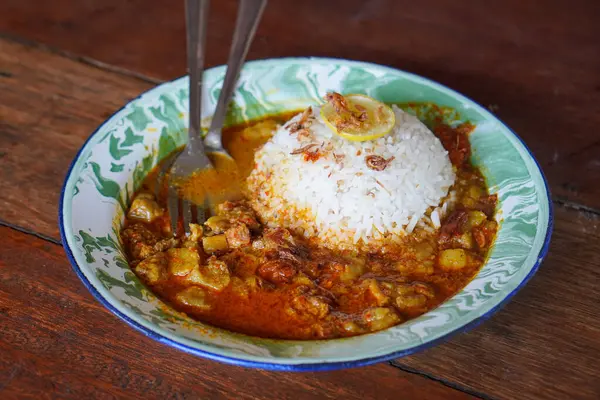 Beef Gulai, Endonezya, 4 Haziran 2025 'te yakalandı. Hindistan cevizi sütü, kişniş ve limon otu gibi baharatlarla haşlanmış taze sığır etiyle yapılmış zengin ve aromatik bir Endonezya körisi..