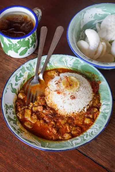 Beef Gulai, Endonezya, 4 Haziran 2025 'te yakalandı. Hindistan cevizi sütü, kişniş ve limon otu gibi baharatlarla haşlanmış taze sığır etiyle yapılmış zengin ve aromatik bir Endonezya körisi..