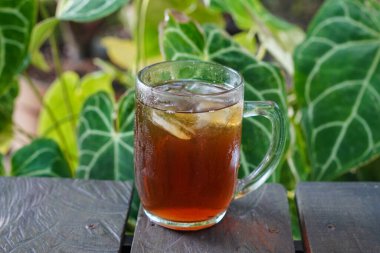 Buzlu Çay, Endonezya, 9 Haziran 2025 'te ele geçirildi. Çaydan yapılan ferahlatıcı geleneksel bir içecek buzun üzerinde soğuk servis edilir ve çoğunlukla şeker veya şurupla beslenir..