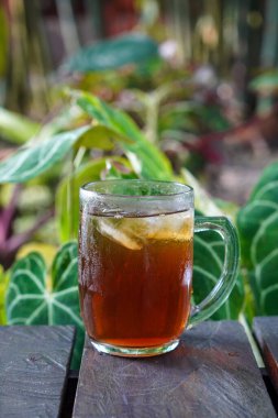 Buzlu Çay, Endonezya, 9 Haziran 2025 'te ele geçirildi. Çaydan yapılan ferahlatıcı geleneksel bir içecek buzun üzerinde soğuk servis edilir ve çoğunlukla şeker veya şurupla beslenir..