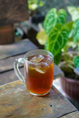 Buzlu Çay, Endonezya, 9 Haziran 2025 'te ele geçirildi. Çaydan yapılan ferahlatıcı geleneksel bir içecek buzun üzerinde soğuk servis edilir ve çoğunlukla şeker veya şurupla beslenir..