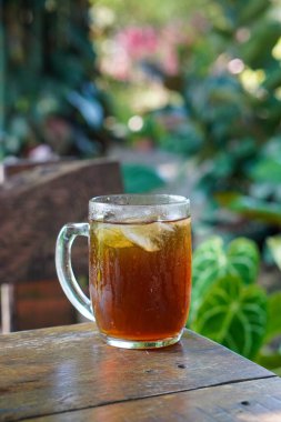 Buzlu Çay, Endonezya, 9 Haziran 2025 'te ele geçirildi. Çaydan yapılan ferahlatıcı geleneksel bir içecek buzun üzerinde soğuk servis edilir ve çoğunlukla şeker veya şurupla beslenir..