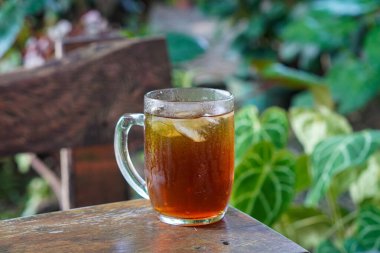 Buzlu Çay, Endonezya, 9 Haziran 2025 'te ele geçirildi. Çaydan yapılan ferahlatıcı geleneksel bir içecek buzun üzerinde soğuk servis edilir ve çoğunlukla şeker veya şurupla beslenir..