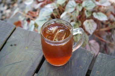 Buzlu Çay, Endonezya, 9 Haziran 2025 'te ele geçirildi. Çaydan yapılan ferahlatıcı geleneksel bir içecek buzun üzerinde soğuk servis edilir ve çoğunlukla şeker veya şurupla beslenir..