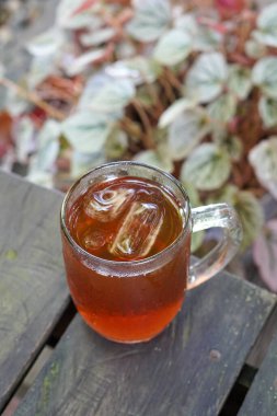 Buzlu Çay, Endonezya, 9 Haziran 2025 'te ele geçirildi. Çaydan yapılan ferahlatıcı geleneksel bir içecek buzun üzerinde soğuk servis edilir ve çoğunlukla şeker veya şurupla beslenir..