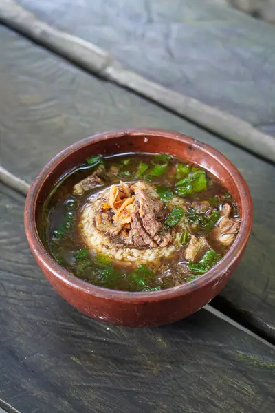 Rawon, Endonezya, 9 Haziran 2025 'te yakalandı. Geleneksel bir Endonezya et çorbası. Keluak fındığından yapılmış, pirinç, fasulye filizi ve tuzlu yumurta ile servis ediliyor..