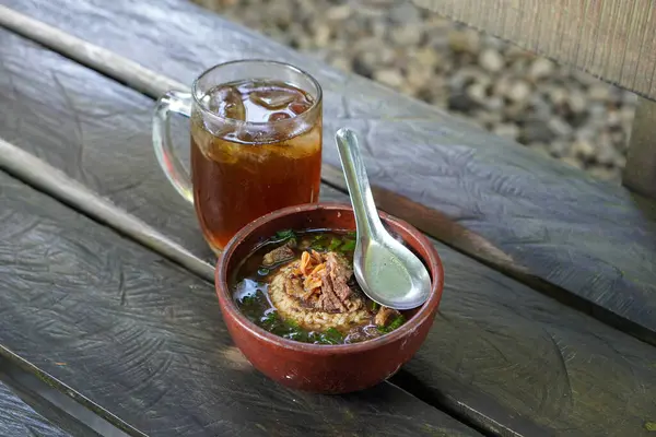 Rawon, Endonezya, 9 Haziran 2025 'te yakalandı. Geleneksel bir Endonezya et çorbası. Keluak fındığından yapılmış, pirinç, fasulye filizi ve tuzlu yumurta ile servis ediliyor..