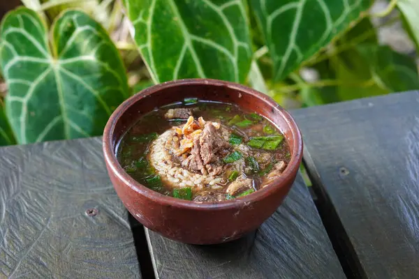 Rawon, Endonezya, 9 Haziran 2025 'te yakalandı. Geleneksel bir Endonezya et çorbası. Keluak fındığından yapılmış, pirinç, fasulye filizi ve tuzlu yumurta ile servis ediliyor..