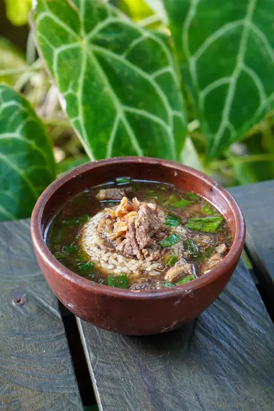 Rawon, Endonezya, 9 Haziran 2025 'te yakalandı. Geleneksel bir Endonezya et çorbası. Keluak fındığından yapılmış, pirinç, fasulye filizi ve tuzlu yumurta ile servis ediliyor..