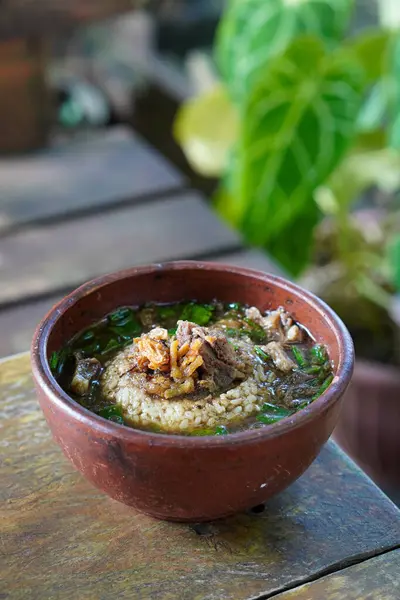 Rawon, Endonezya, 9 Haziran 2025 'te yakalandı. Geleneksel bir Endonezya et çorbası. Keluak fındığından yapılmış, pirinç, fasulye filizi ve tuzlu yumurta ile servis ediliyor..