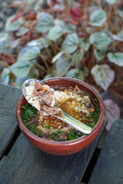 Rawon, Endonezya, 9 Haziran 2025 'te yakalandı. Geleneksel bir Endonezya et çorbası. Keluak fındığından yapılmış, pirinç, fasulye filizi ve tuzlu yumurta ile servis ediliyor..