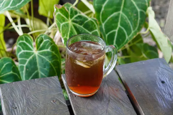 Buzlu Çay, Endonezya, 9 Haziran 2025 'te ele geçirildi. Çaydan yapılan ferahlatıcı geleneksel bir içecek buzun üzerinde soğuk servis edilir ve çoğunlukla şeker veya şurupla beslenir..