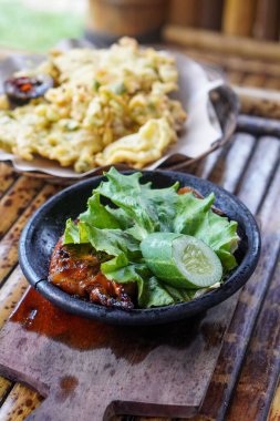 Sambal Gami, Endonezya, 9 Haziran 2025 'te yakalandı. Sıcak kil tabakta servis edilen geleneksel baharatlı biber sosu, taze biber, sarımsak, domates ve karides ezmesi, kalın ve dumanlı lezzet için.