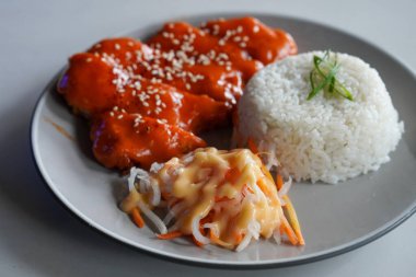 Tavuk Katsu ve Mentai, Endonezya, 16 Haziran 2025 'te yakalandı. Kremalı mentaiko soslu çıtır ekmekli tavuk pirzolası. Lezzetli bir füzyon tabağında Japon ve yerel lezzetleri birleştiriyor..