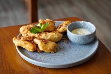 Kızarmış muz, Endonezya, 12 Haziran 2025 'te yakalandı. Tatlı ve çıtır çıtır bir son için üzerinde rendelenmiş palmiye şekeri bulunan olgun muzlardan yapılan geleneksel atıştırmalıklar..