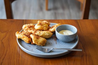 Kızarmış muz, Endonezya, 12 Haziran 2025 'te yakalandı. Tatlı ve çıtır çıtır bir son için üzerinde rendelenmiş palmiye şekeri bulunan olgun muzlardan yapılan geleneksel atıştırmalıklar..