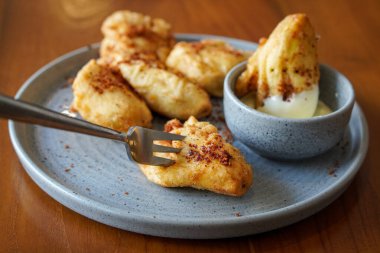 Kızarmış muz, Endonezya, 12 Haziran 2025 'te yakalandı. Tatlı ve çıtır çıtır bir son için üzerinde rendelenmiş palmiye şekeri bulunan olgun muzlardan yapılan geleneksel atıştırmalıklar..