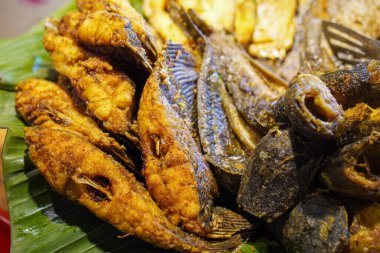 Geleneksel Endonezya mutfağı, 16 Haziran 2025 'te ele geçirildi. Pirinç, et, sebze ve sambal içeren yerel baharat ve malzemelerle yapılan zengin bir çeşit otantik yemek..