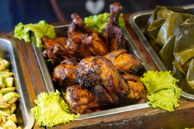 Geleneksel Endonezya mutfağı, 16 Haziran 2025 'te ele geçirildi. Pirinç, et, sebze ve sambal içeren yerel baharat ve malzemelerle yapılan zengin bir çeşit otantik yemek..