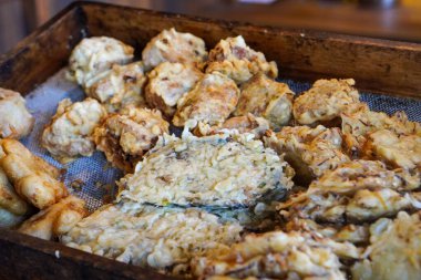 Endonezya usulü Kızarmış Atıştırmalıklar, 16 Haziran 2025 'te yakalandı. Tempeh, tofu ve sebzeli börek gibi çeşitli geleneksel abur cuburlar, genellikle sokak yemeği ya da meze olarak kullanılır..