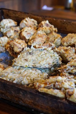Endonezya usulü Kızarmış Atıştırmalıklar, 16 Haziran 2025 'te yakalandı. Tempeh, tofu ve sebzeli börek gibi çeşitli geleneksel abur cuburlar, genellikle sokak yemeği ya da meze olarak kullanılır..