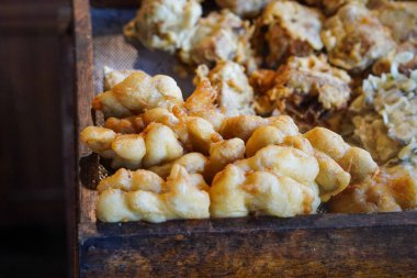 Endonezya usulü Kızarmış Atıştırmalıklar, 16 Haziran 2025 'te yakalandı. Tempeh, tofu ve sebzeli börek gibi çeşitli geleneksel abur cuburlar, genellikle sokak yemeği ya da meze olarak kullanılır..