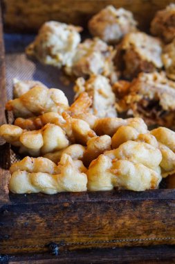 Endonezya usulü Kızarmış Atıştırmalıklar, 16 Haziran 2025 'te yakalandı. Tempeh, tofu ve sebzeli börek gibi çeşitli geleneksel abur cuburlar, genellikle sokak yemeği ya da meze olarak kullanılır..