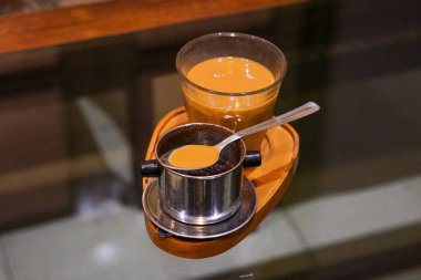 Vietnam Drip Coffee, Endonezya, 16 Haziran 2025 'te ele geçirildi. Geleneksel kahve, metal damlaları filtresiyle demlenmiş, yavaş yavaş koyu ve aromatik aromalı, tatlandırılmış süt ile servis ediliyor..
