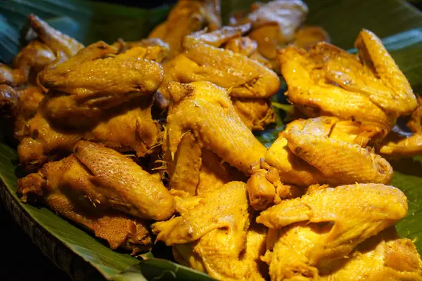 Geleneksel Endonezya mutfağı, 16 Haziran 2025 'te ele geçirildi. Pirinç, et, sebze ve sambal içeren yerel baharat ve malzemelerle yapılan zengin bir çeşit otantik yemek..