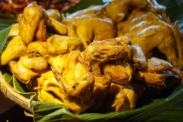 Geleneksel Endonezya mutfağı, 16 Haziran 2025 'te ele geçirildi. Pirinç, et, sebze ve sambal içeren yerel baharat ve malzemelerle yapılan zengin bir çeşit otantik yemek..