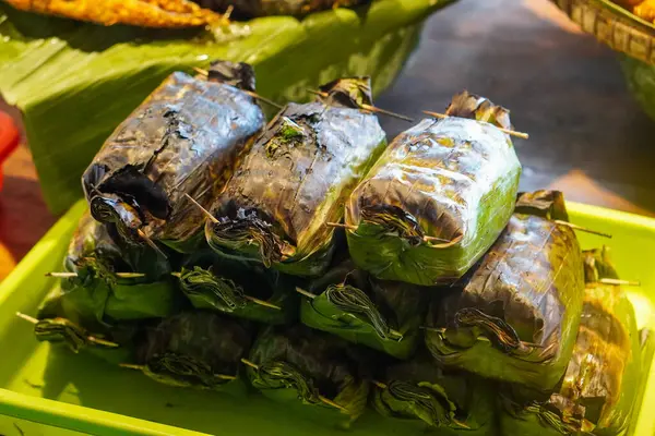Geleneksel Endonezya mutfağı, 16 Haziran 2025 'te ele geçirildi. Pirinç, et, sebze ve sambal içeren yerel baharat ve malzemelerle yapılan zengin bir çeşit otantik yemek..