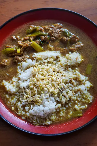 Rawon, Endonezya, 16 Haziran 2025 'te yakalandı. Geleneksel Endonezya ev yapımı et çorbası, siyah keluak fındık çorbası, pirinç ve basit mezelerle servis edilir..