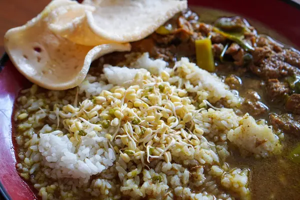 Rawon, Endonezya, 16 Haziran 2025 'te yakalandı. Geleneksel Endonezya ev yapımı et çorbası, siyah keluak fındık çorbası, pirinç ve basit mezelerle servis edilir..